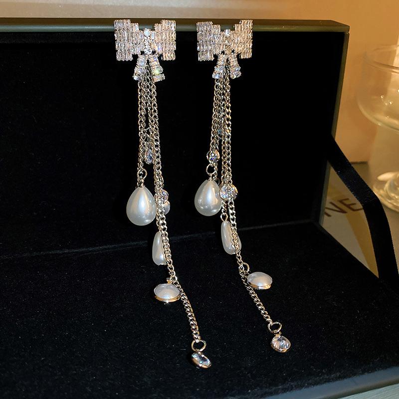 Kwiatowe Perłowe Srebrne Kolczyki Kwadratowe z Diamentami: Elegancka, Wszechstronna Biżuteria dla Słodkiego i Delikatnego Wyglądu.