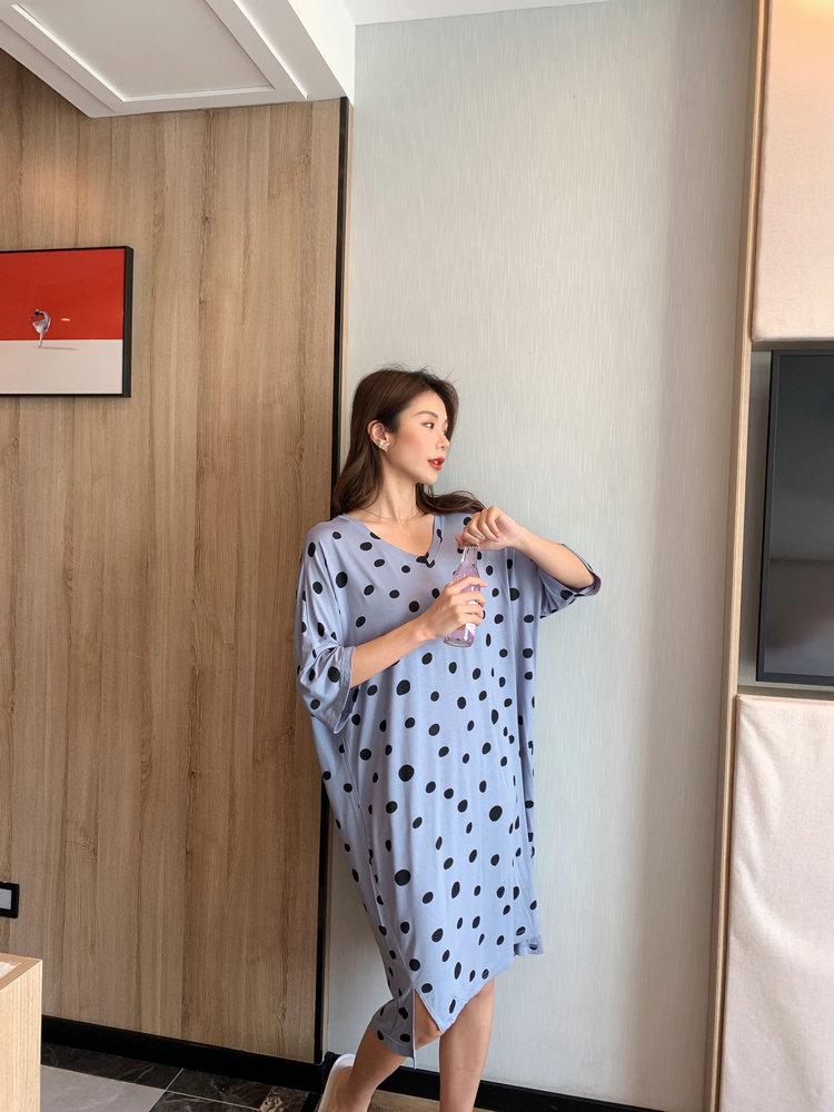 Modales Nachthemd mit Punkten und V-Ausschnitt – Mittellanges, locker sitzendes, kurzärmliges Haus- und Strandkleid für Damen