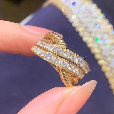 Huitan Vznešená zlatá barva Křížový design Dámské prsteny Nádherné estetické doplňky na prsty Trendy chic Zasnoubení Svatba Šperky