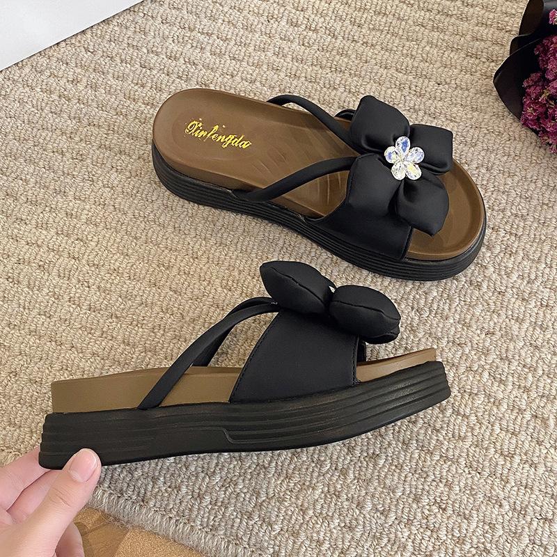 In the summer of 2024, the new platform-soled flowers and women's slippers are fashionable and versatile muffins and beach shoes, rhinestone sandals.