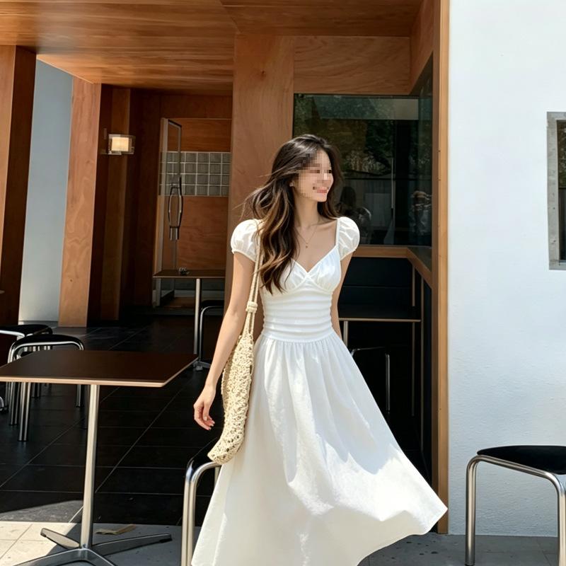 Sexy waist and thin long dress, new summer white pleated bubble sleeve backless dress is popular.