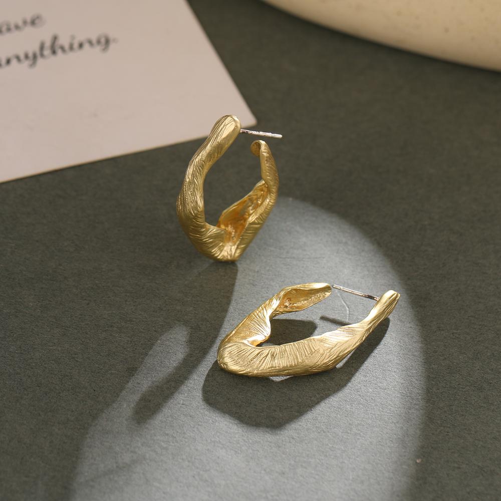 Boucles d'oreilles géométriques dorées creuses exagérées rétro créatives simples Personnalité féminine Boucles d'oreilles géométriques pour fille