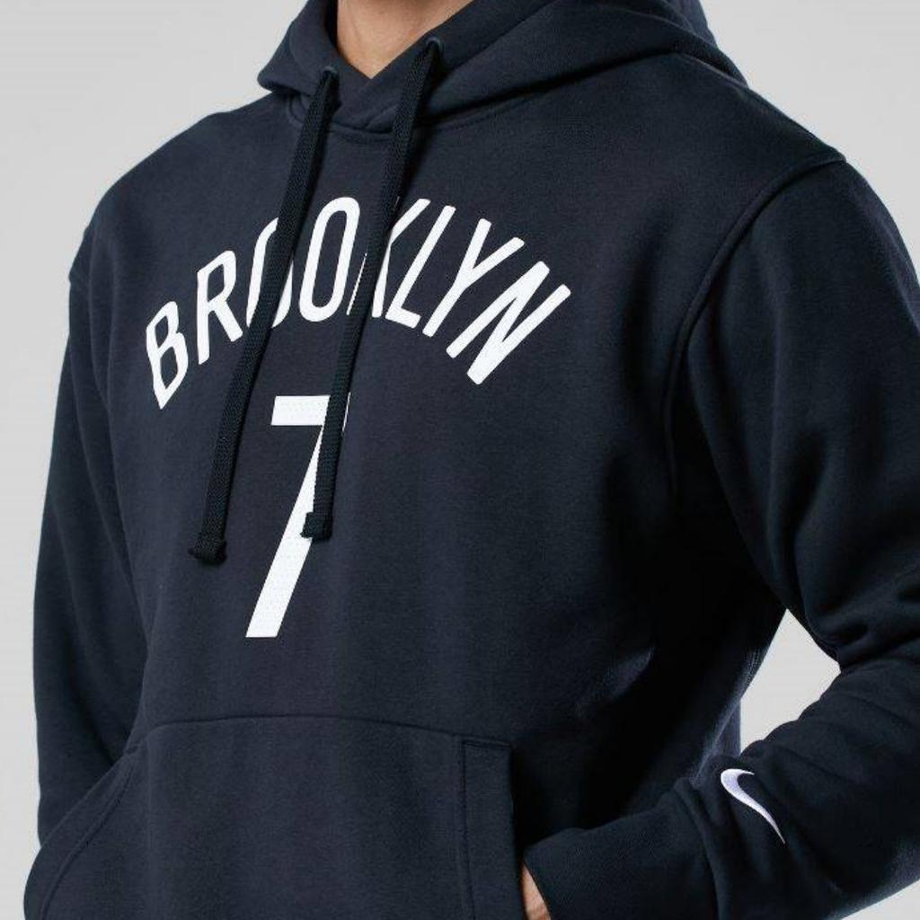 Nike Bkn M Nk Po Flc Essential N N Bequemer Hoodie mit Buchstaben und Zahlen Herren hoodies Schwarz DB1194-011