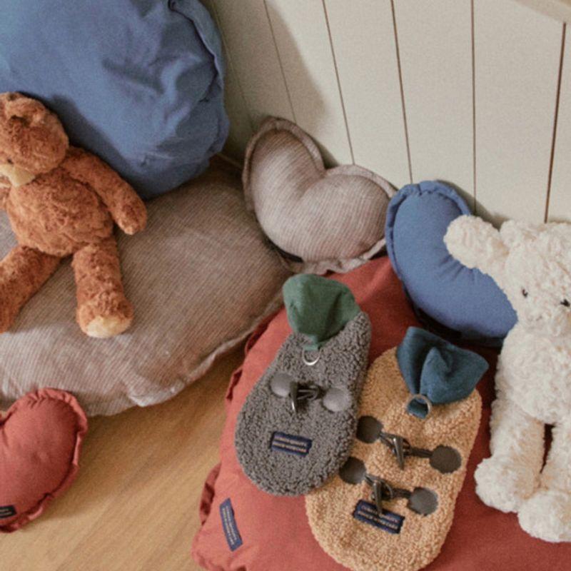 CROOKTHECHIHUAHUA Vesta cu nasturi tip ursuleț de pluș arzător (2 culori)