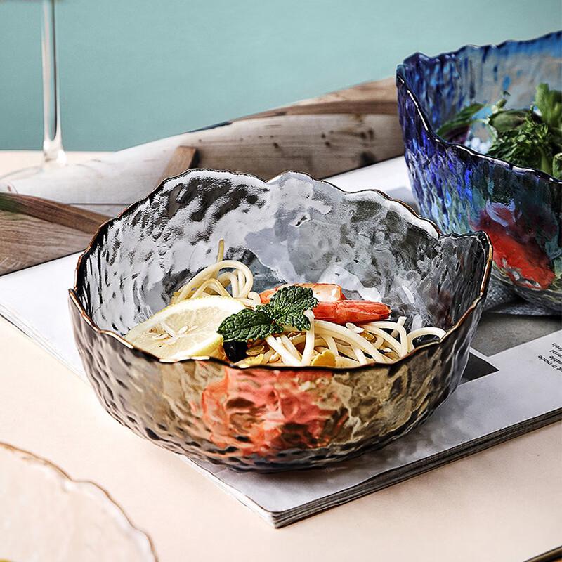 Gehämmerte Glasschale für Salate im japanischen Stil