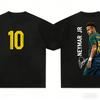 Schwarz Doppelseitig Neymar Jr. T-Shirt mit der brasilianischen Trikotnummer 10 auf der Vorderseite und einer Spielerillustration mit Autogramm auf der Rückseite