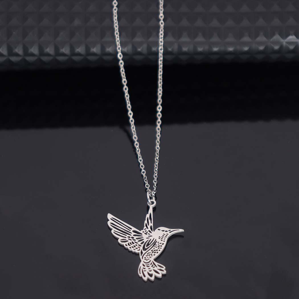 

Персонализированное ожерелье из нержавеющей стали «Летающая птичка» с полым кулоном из титановой стали серебряный