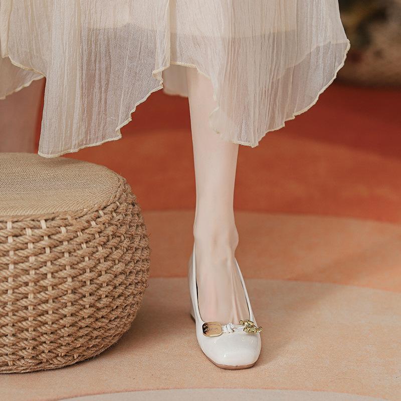 

Новые туфли Мэри Джейн с неглубоким вырезом, универсальной внутренней высотой на толстом каблуке и красные туфли-лодочки на высоком каблуке. 39