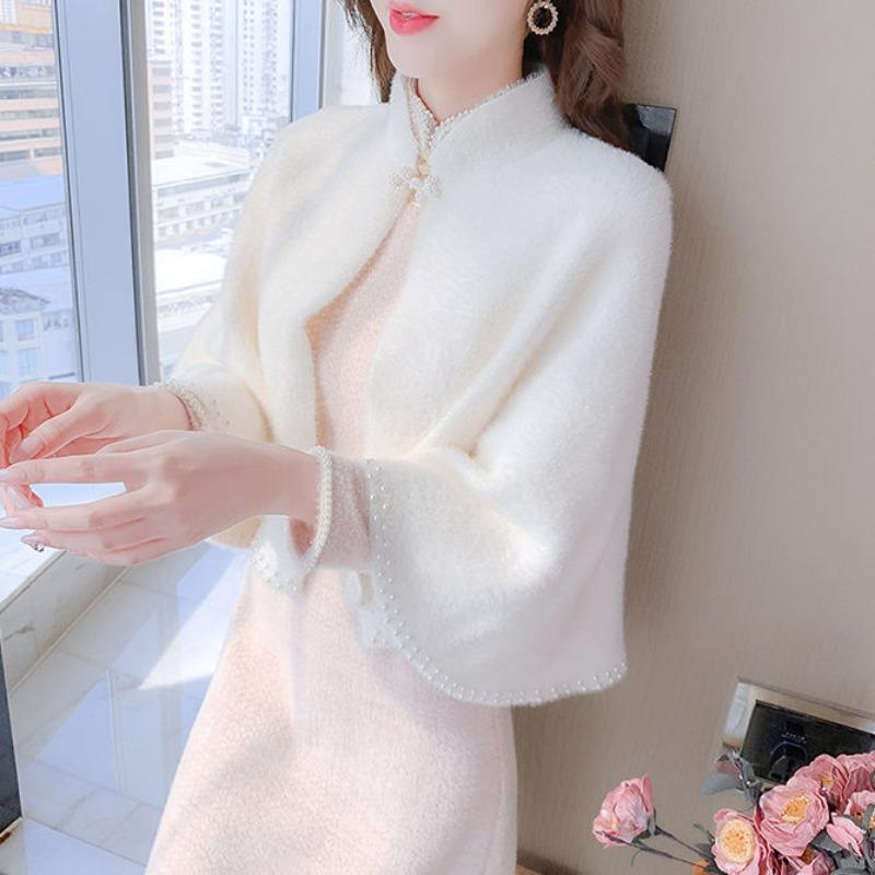 Tragen Sie einen Umhang über einem Schal, einer Strickjacke, einem kleinen Mantel und einem Strickpullover für Herbst und Winter