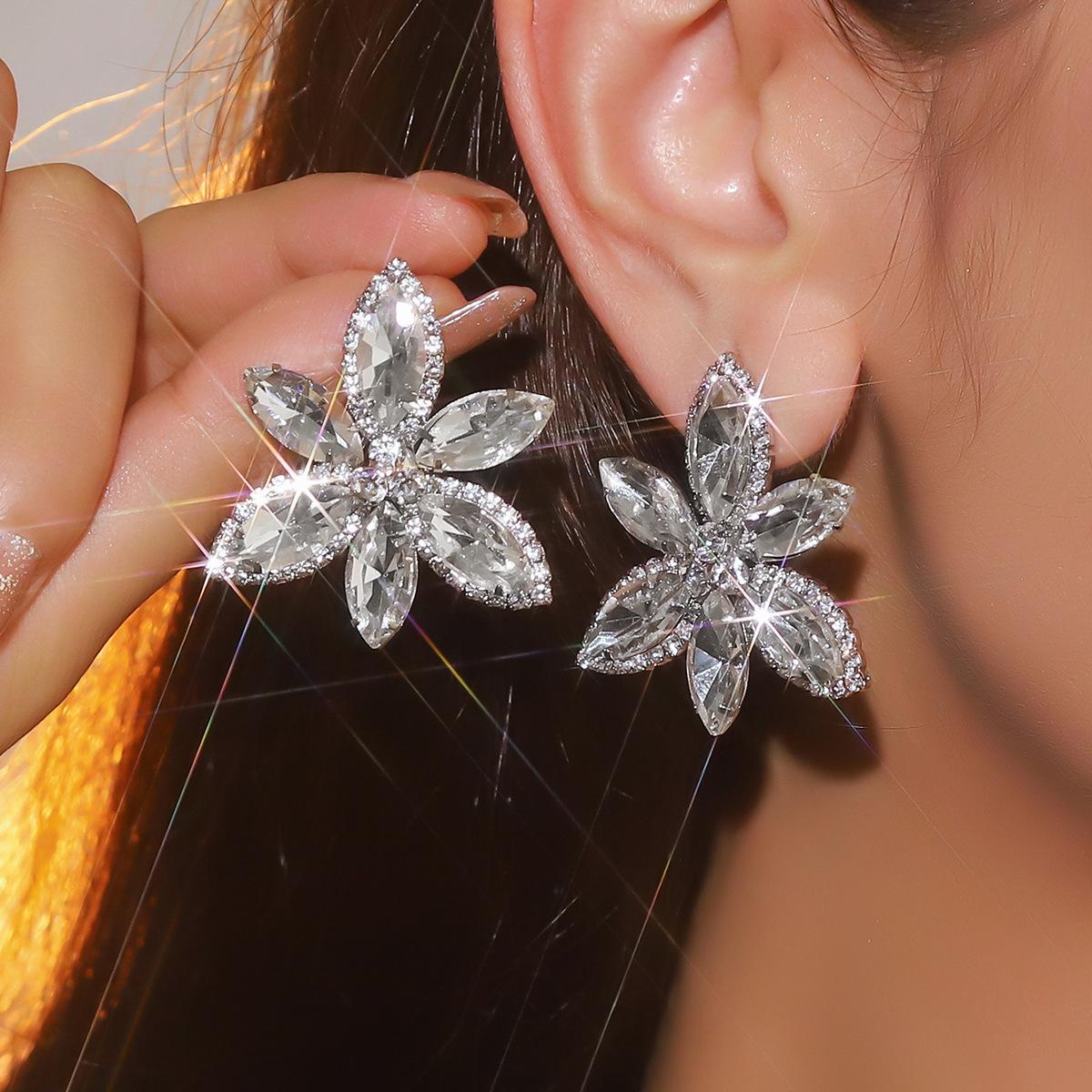 

Розкішні жіночі сережки з блискучим діамантом і кристалами. Модні та вишукані сережки