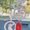 Auto Rückspiegel Ornament Niedliche Faux Perle Schleife Pompon Autoanhänger Sicheres Fahren Zubehör Geschenk für Fahrer