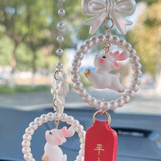 Auto Rückspiegel Ornament Niedliche Faux Perle Schleife Pompon Autoanhänger Sicheres Fahren Zubehör Geschenk für Fahrer