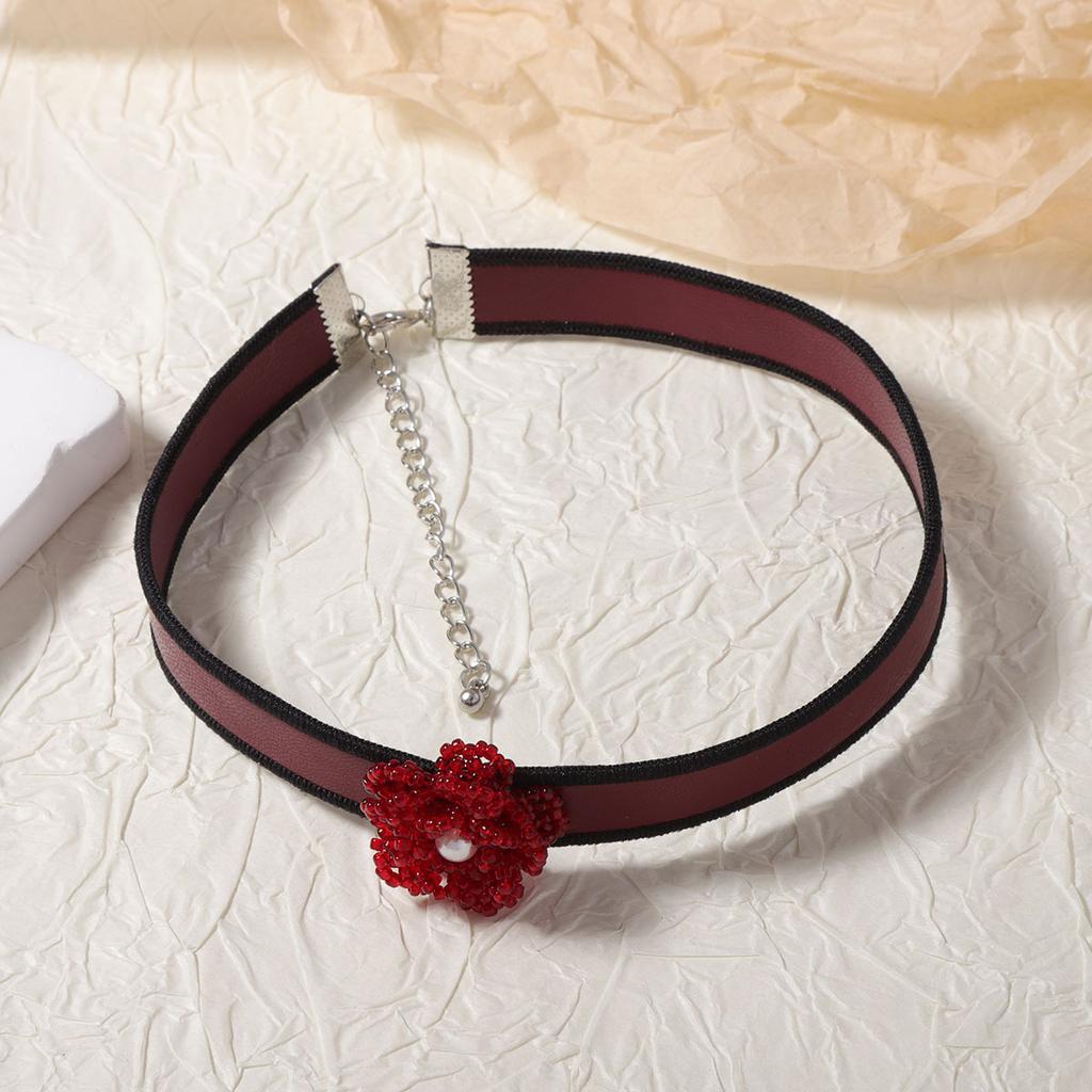 Korean version of the new Ankola red niche simple fashion design sense imitation leather hand-woven flower necklace