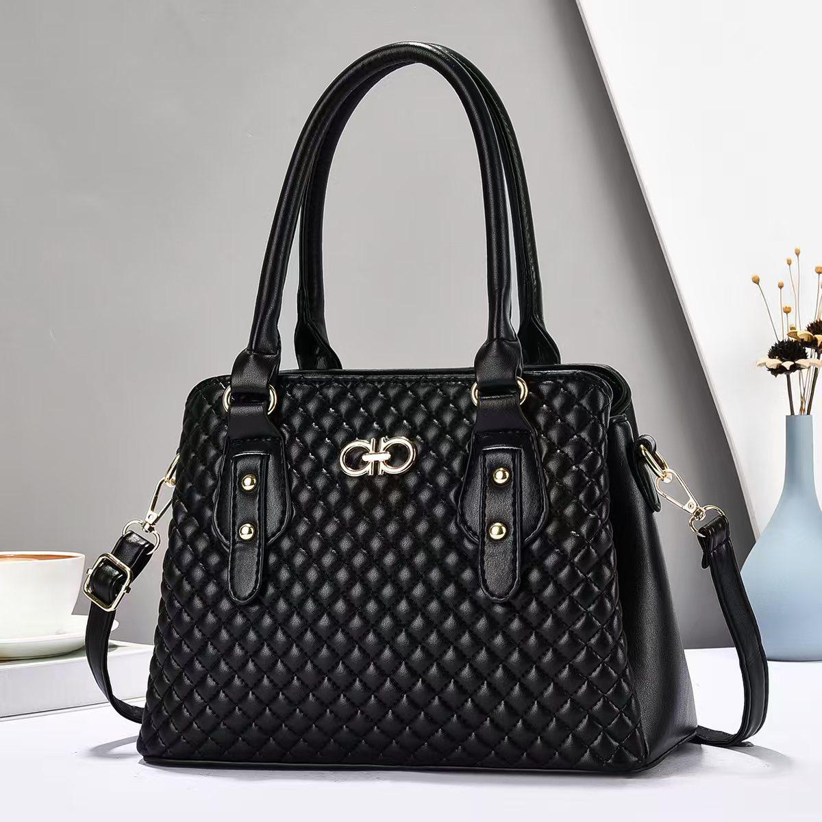 

Trendy Women s Large Capacity Handbag: Versatile Shoulder and Crossbody Bag 28L x 12W x 20H cm, Handle 19 cm