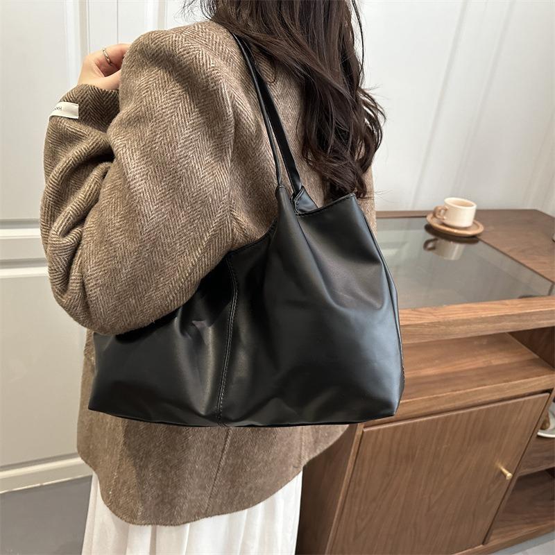 New tote bags are popular today, trendy and versatile, large-capacity daily commuting portable shoulder bags