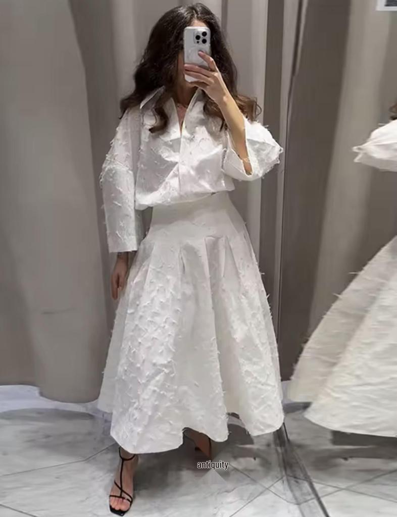 Damski biały zestaw koszuli z frędzlami i piórami oraz spódnicy midi z wysokim stanem