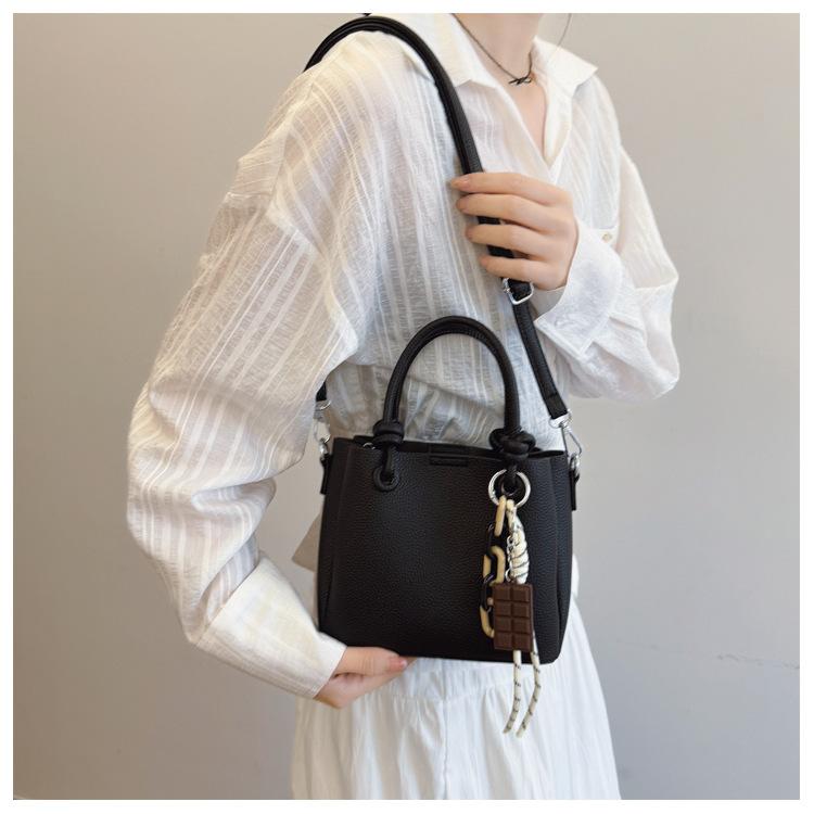 

Модная дорожная портативная маленькая квадратная сумка женская новая однотонная сумка через плечо и мессенджер чёрный