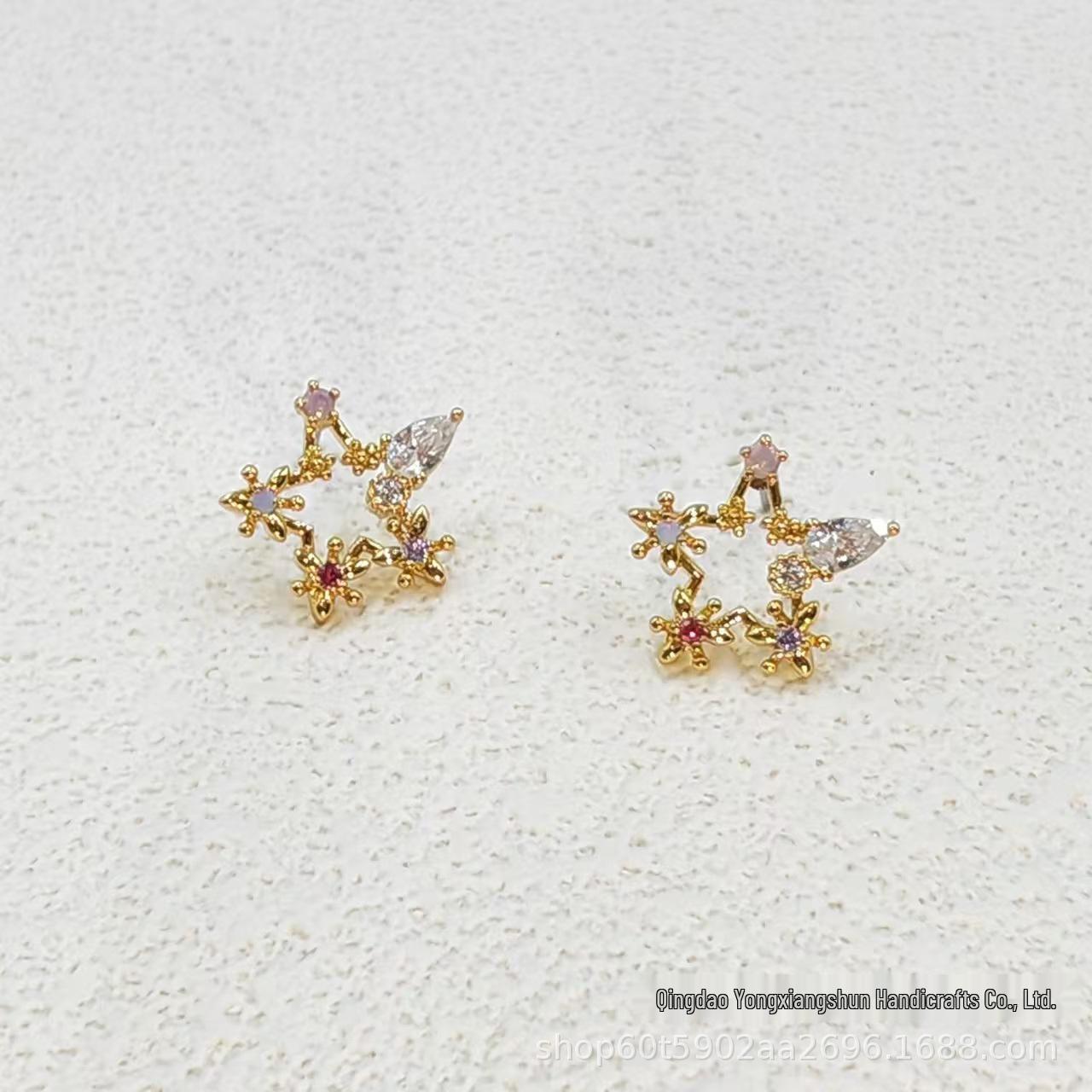 

Гальванизированные золотые серьги-пусеты в виде звезды и цветка с ажурным узором