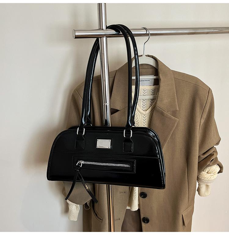 

Simple portable pillow bag 2025 Korean version trendy new fashion shoulder bag high-end niche design messenger bag чёрный