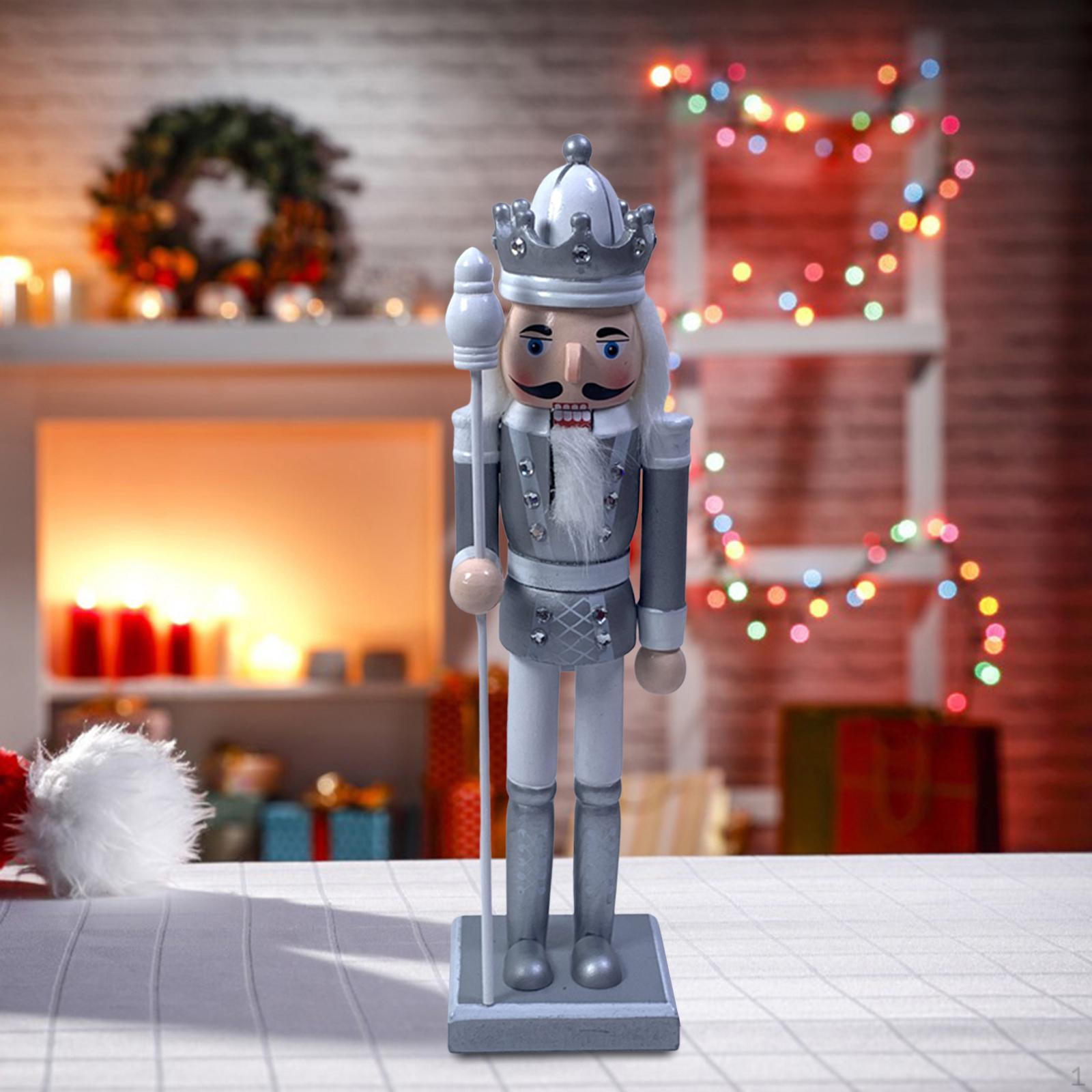 Декор Фигурки Щлкунчика сделан Silver Crown