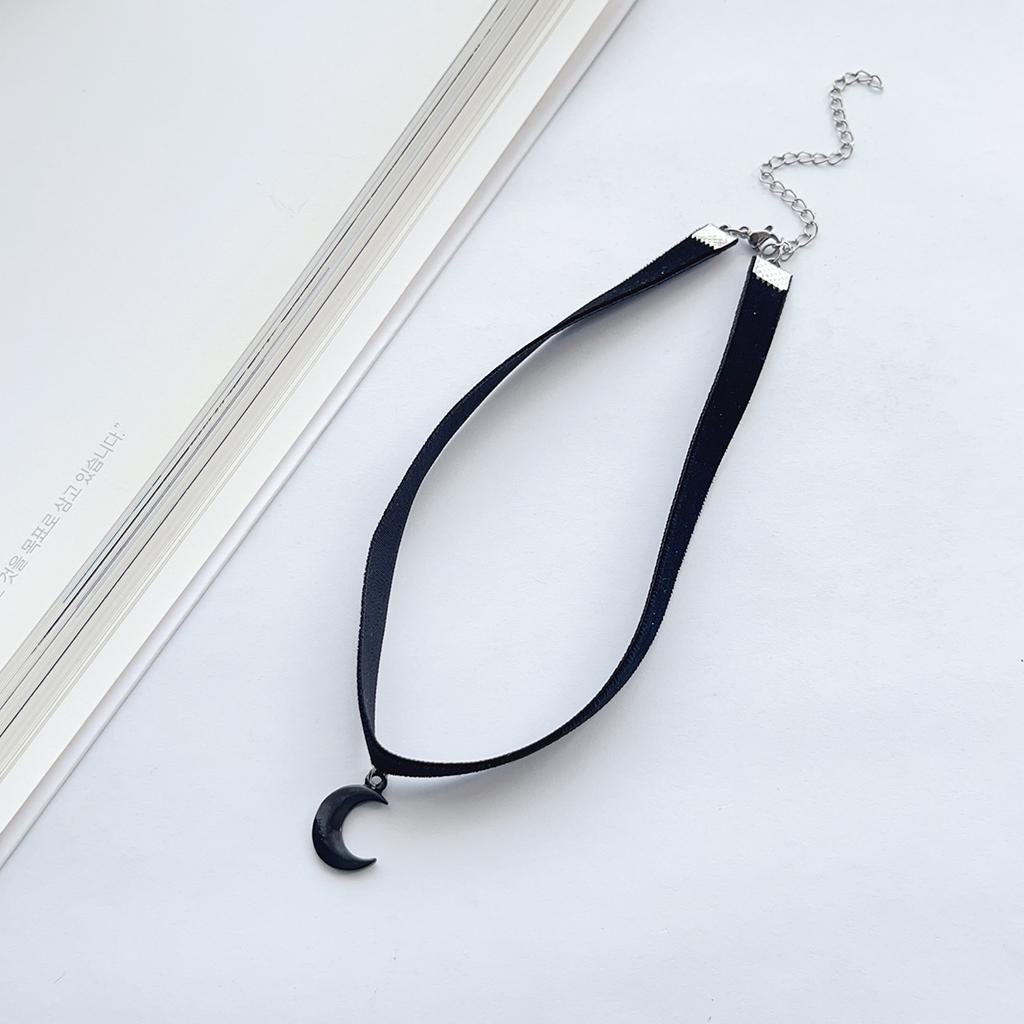 Fashionable, simple and versatile black velvet strap choker moon pendant necklace necklace necklace women's accessories