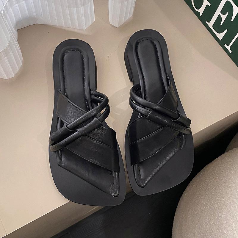 Internet celebrity temperament cool slippers women's summer wear high sense with skirt new French flat out beach shoes