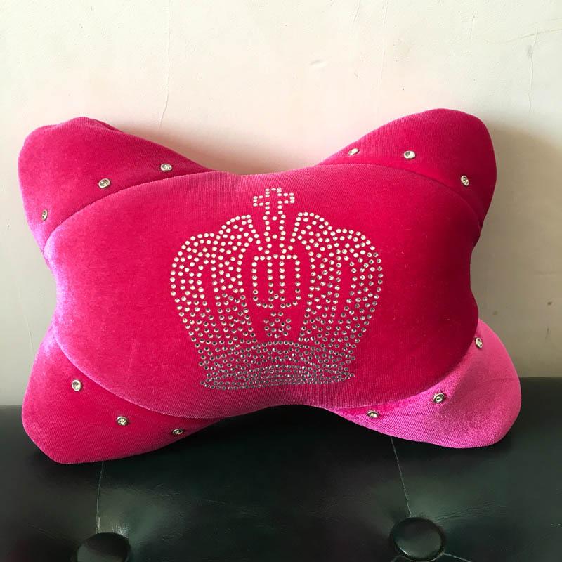 Weiches Diamant-Kronen Plüsch Auto Nackenkissen mit Bling Kristall Knochenförmiges Fahrzeug Kopfstützkissen Auto Innenraumzubehör