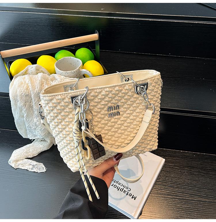 

Popular high-end hand carrying bucket bag women 2025 new retro woven pattern commuter shoulder messenger bag