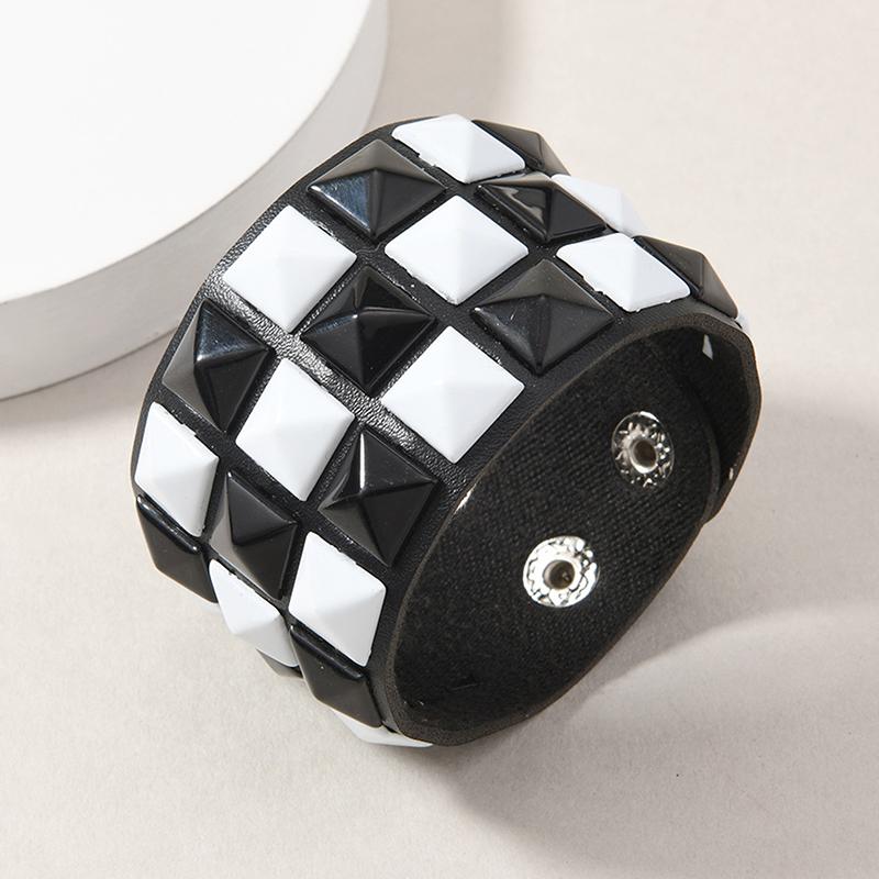 Bracelet Large Large à Clous Carrés Trois Rangées Cuir PU Hip-Hop Punk 18 Couleurs pour Homme Femme Bracelet de Poignet à Boucle Bijoux Vintage