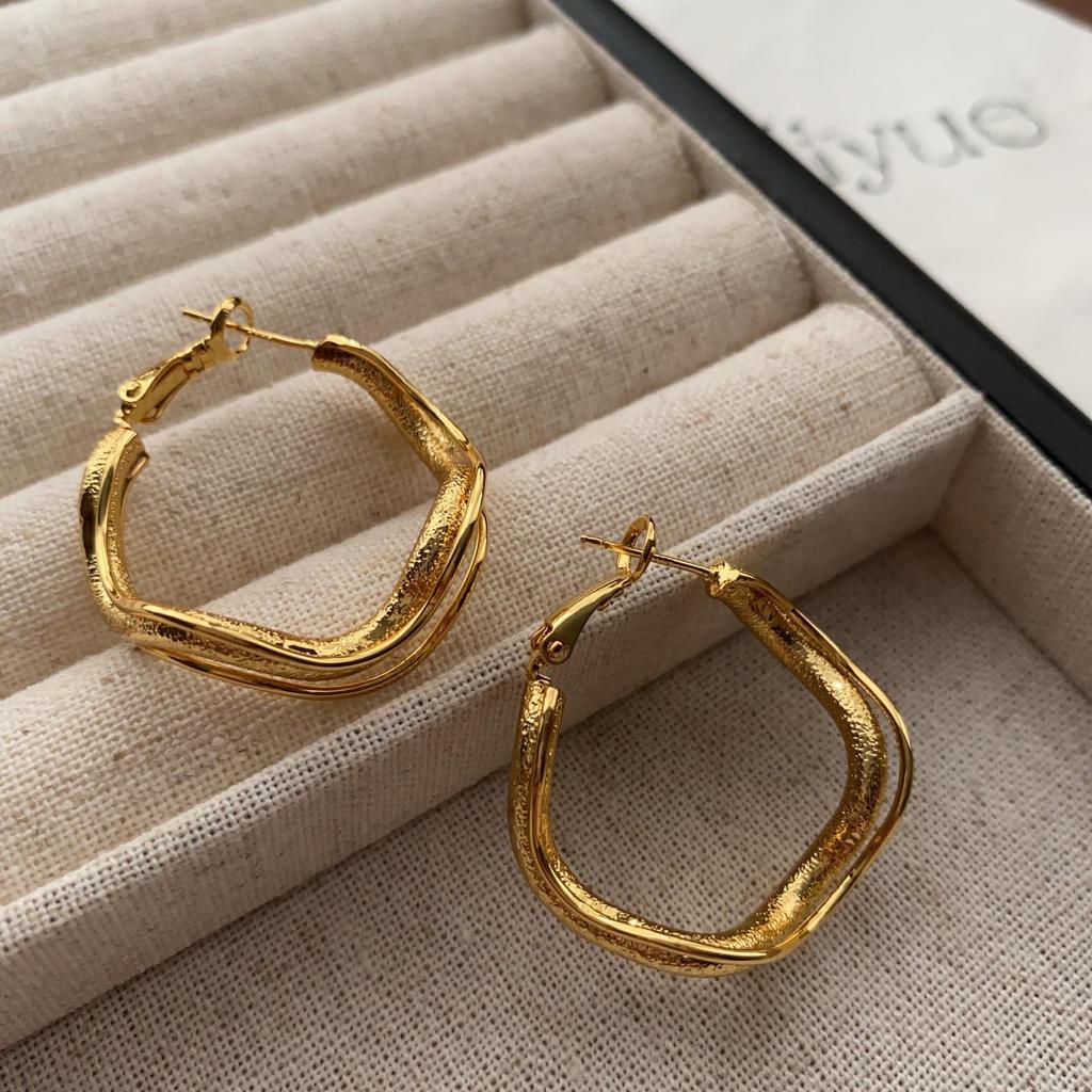 Blogger-Endorsed Wavy Circular Ear Cuff Earrings: Chic, Stylish Irregular Hoops for a High-End Look