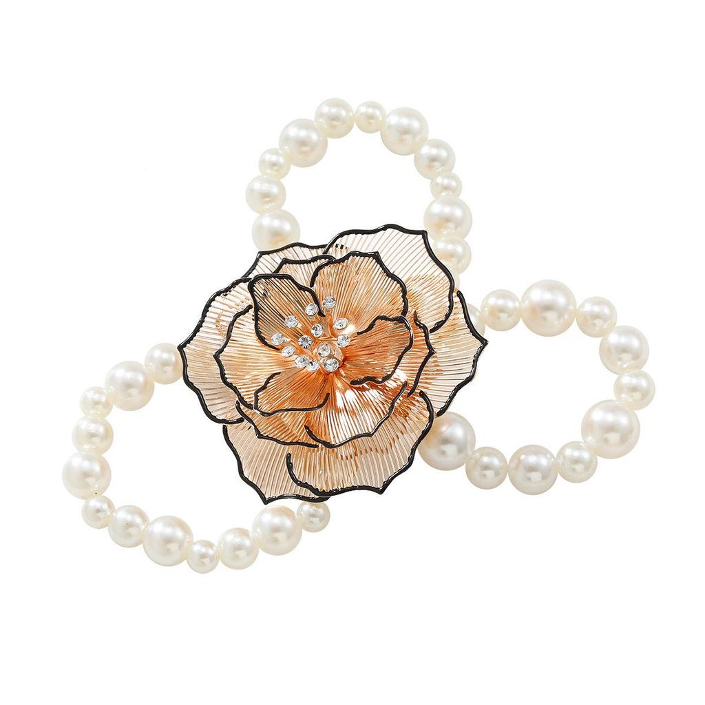 Set de bijuterii retro cu colier, brățară și cercei din perle și camelie pentru femei