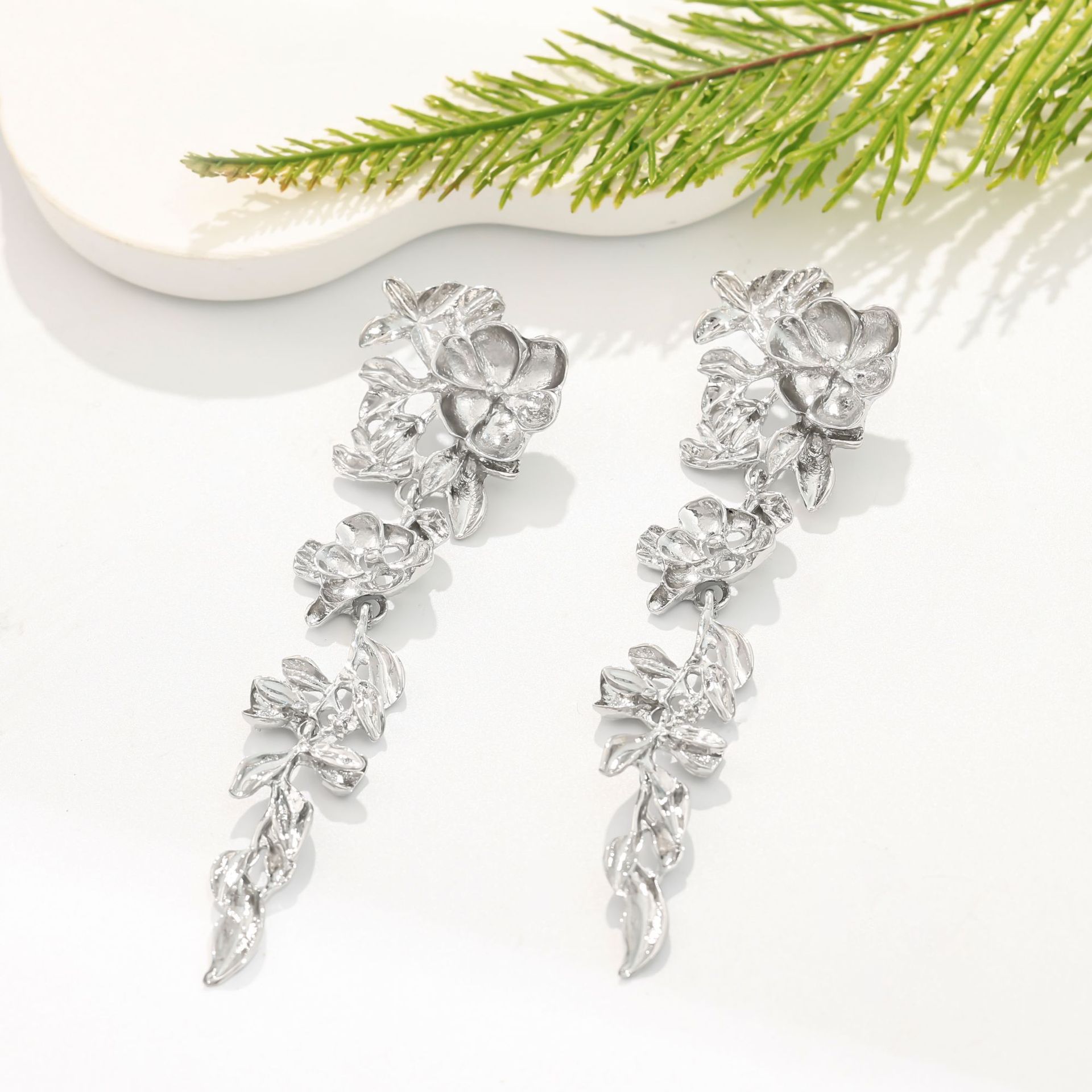 

Новый модный темперамент простой повседневный стиль металлический цветок персонализированные серьги серьги ювелирные изделия женщины серебряный