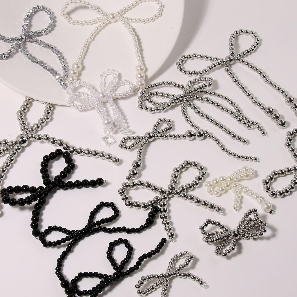 Ručně vyráběný korálkový přívěsek s mašlí, šperková součást, šperková ozdoba, přívěsek na náramek, elegantní mašle, komponent pro šperky