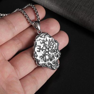 Gioielli a Forma di Meteorite, Collana Retro Versatile con Totem Culturale, Ciondolo Personalizzato Triangolare in Acciaio al Titanio per Fidanzato
