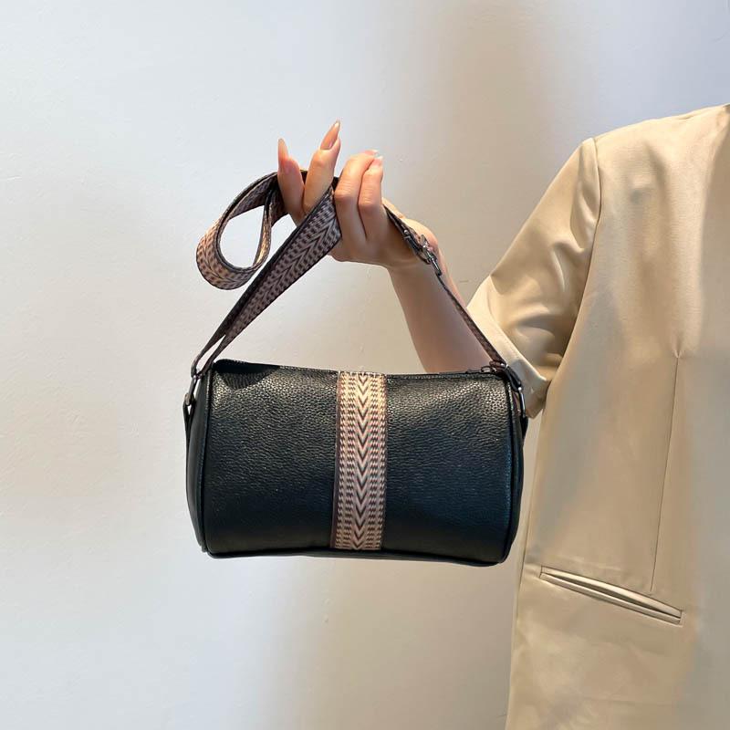 

Foreign light retro fashion versatile small square bag women s personality casual solid color high-end temperament messenger bag чорний