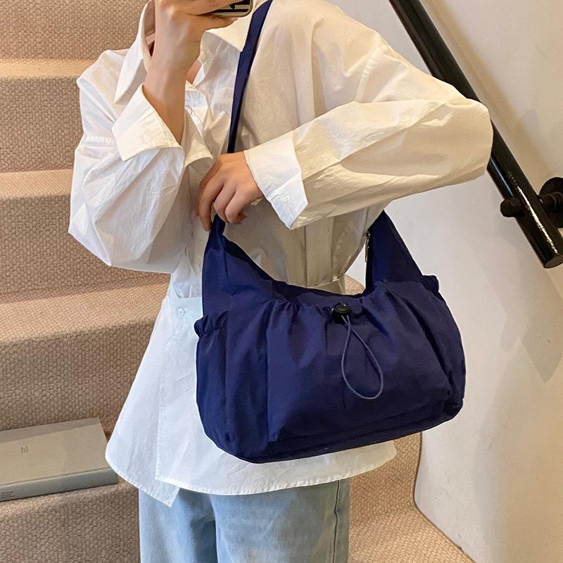 Drawstring large-capacity nylon shoulder bag new casual girl commuter bag versatile and lightweight student messenger bag