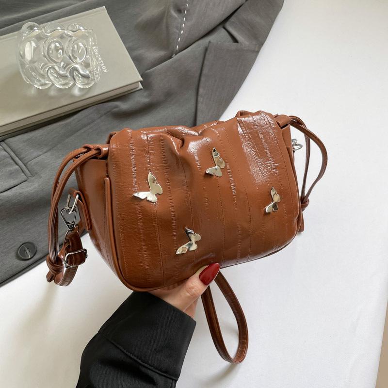 

Shoulder bag Textured casual versatile messenger bag Retro fresh and fashionable underarm chain Shoulder bag коричневый