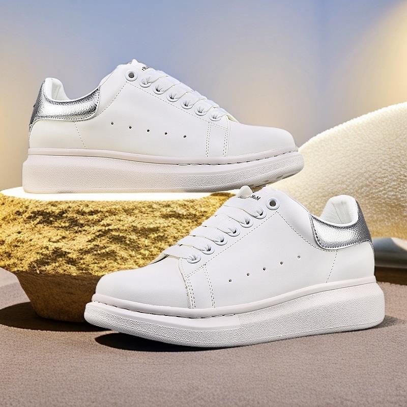 Fashionable and comfortable best-selling versatile fashion sports shoes with soft sole height-enhancing casual.