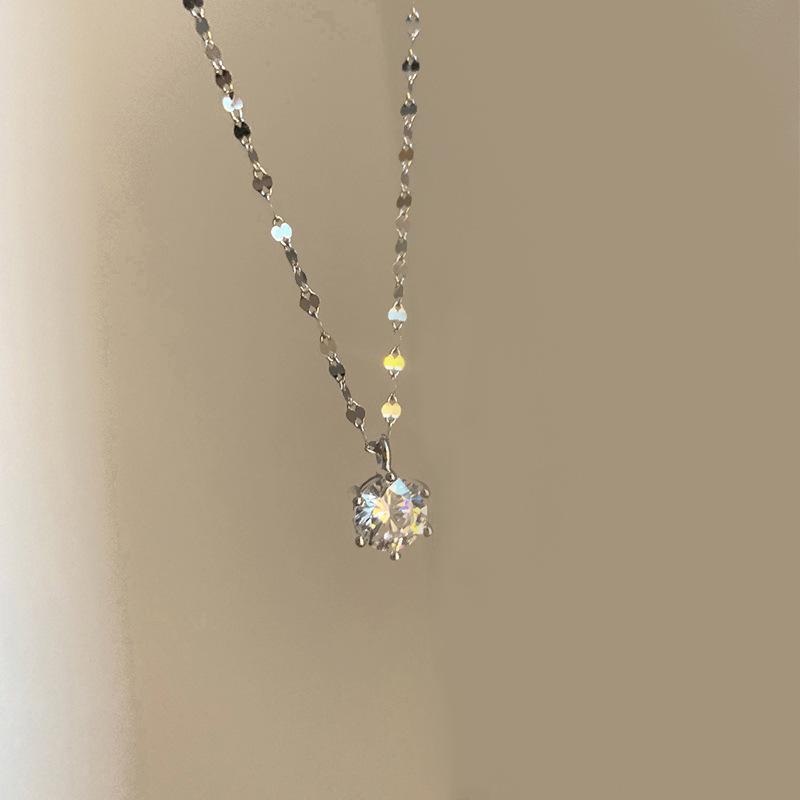 Elegant Women's Single Diamond Clavicle Necklace – Light Luxury Design with Gentle, Versatile Style for All Occasions