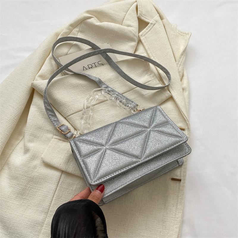 Стильная и современная маленькая квадратная сумка на цепочке, идеально подходящая для осенних нарядов