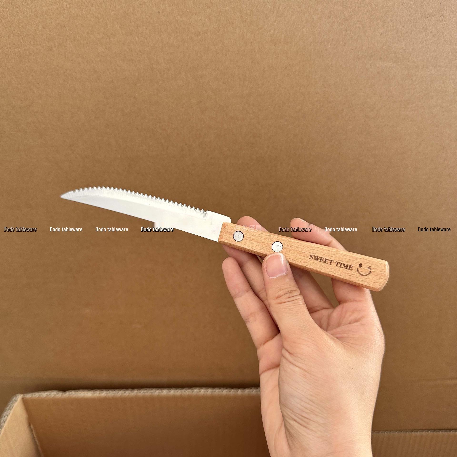 

Набір столових приборів з нержавіючої сталі з дерев яними ручками та логотипом смайлика - Ніж, Вилка, Ложка для десертів та обіду.