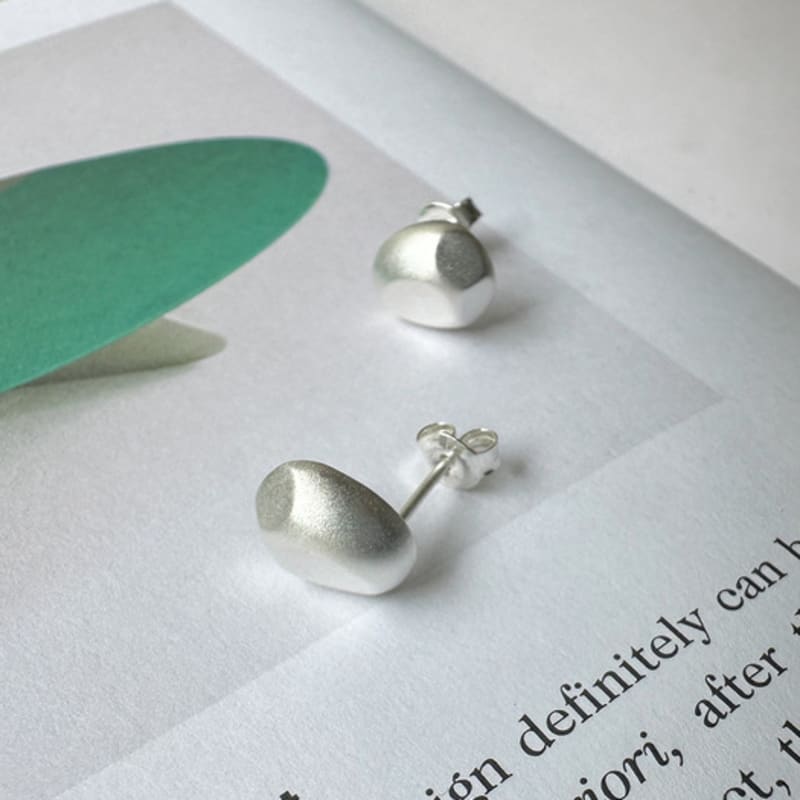 geegee [silver925] smooth cobbles earring (2color)