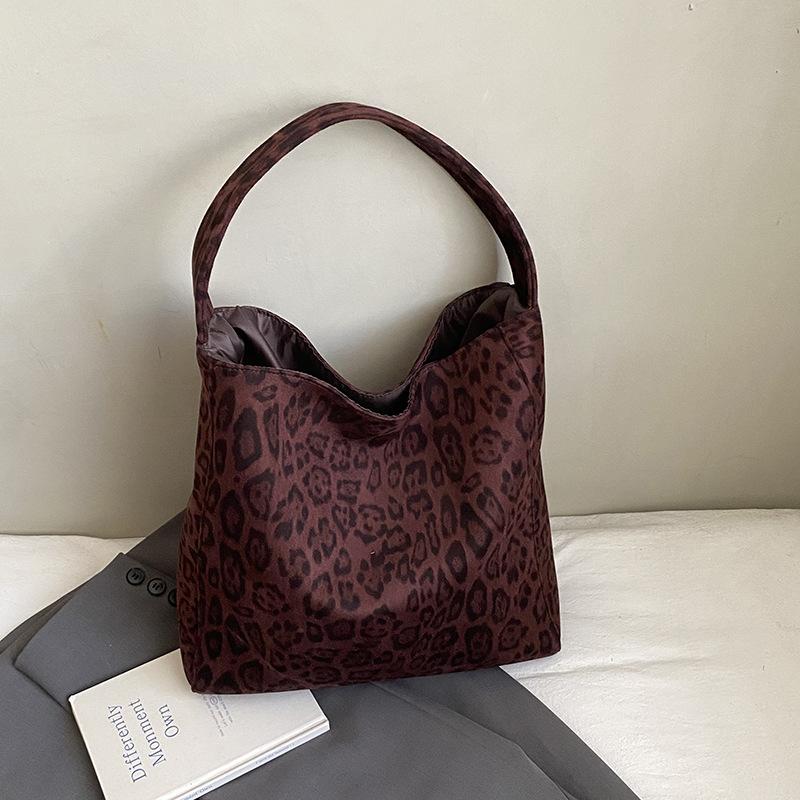 

Frosted retro bag women s large-capacity 2025 autumn new simple shoulder bag popular this year, child and mother bucket bag бордовый