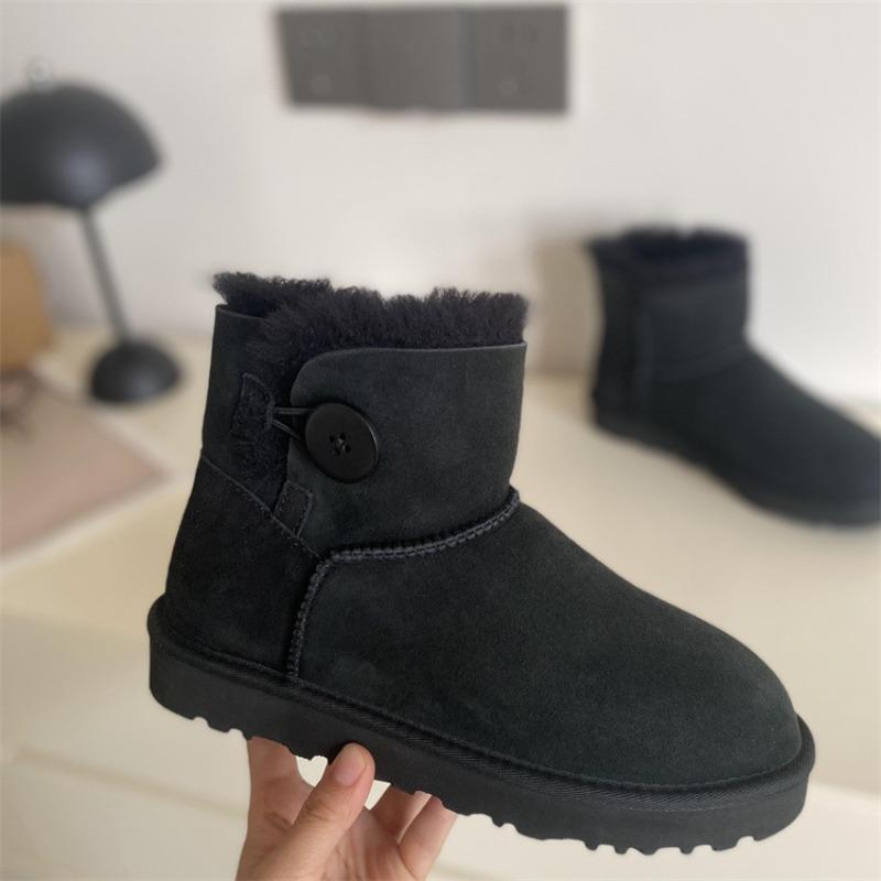 

Snow boots women s wooden buckle short tube sheepskin fur integrated classic versatile velvet thickened warm cotton shoes winter shoes 40 чёрный