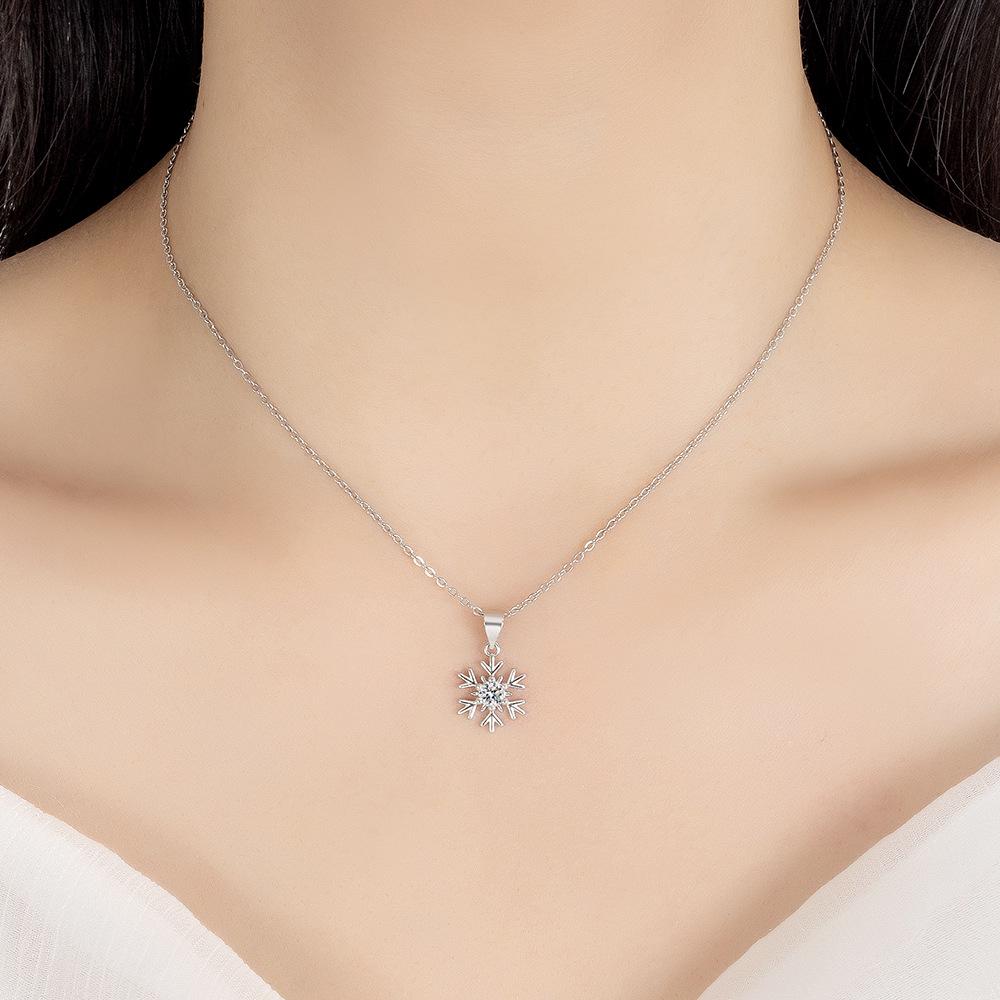 Xiaohongshu Snowflake Clavicle Necklace: Autumn Luxury for Women, Perfect Christmas Gift