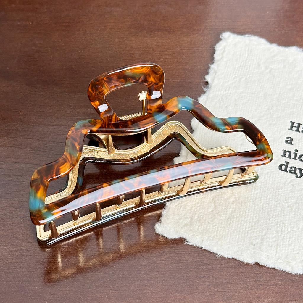 Fashion-forward Hair Claw Clip Featuring Elegant Lines For Effortless Style In Multiple Color Options