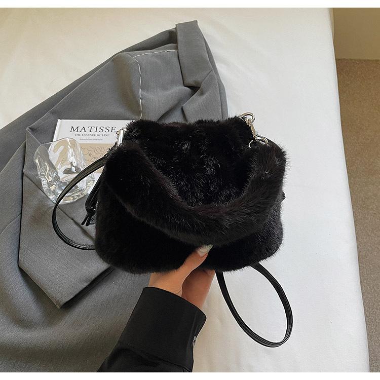 

Портативная маленькая сумка Мао Мао в иностранном стиле женская 2025 осень-зима новая универсальная сумка-мессенджер плюшевая на плечо сумка-ведро чёрный
