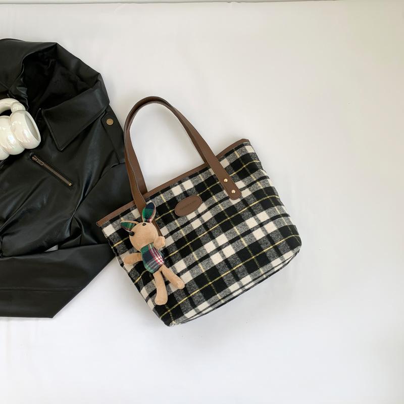 Korean Version of Beautiful Simple Shoulder Bag Casual Niche Spring Large Capacity Bag Women's New Commuter Tote Bag