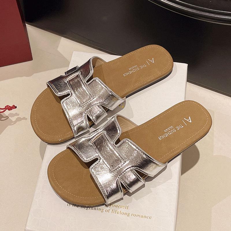 

Французские шлепанцы на плоской подошве, женская летняя обувь 2025, новые модели с юбками, фея, пляжный отдых, шлепанцы на одно слово 40 серебряный