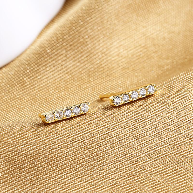 Temperament Stud Earrings Have Exquisite Personality, Female Stud Earrings Are Very Simple, One-Word Earrings, Cold Wind